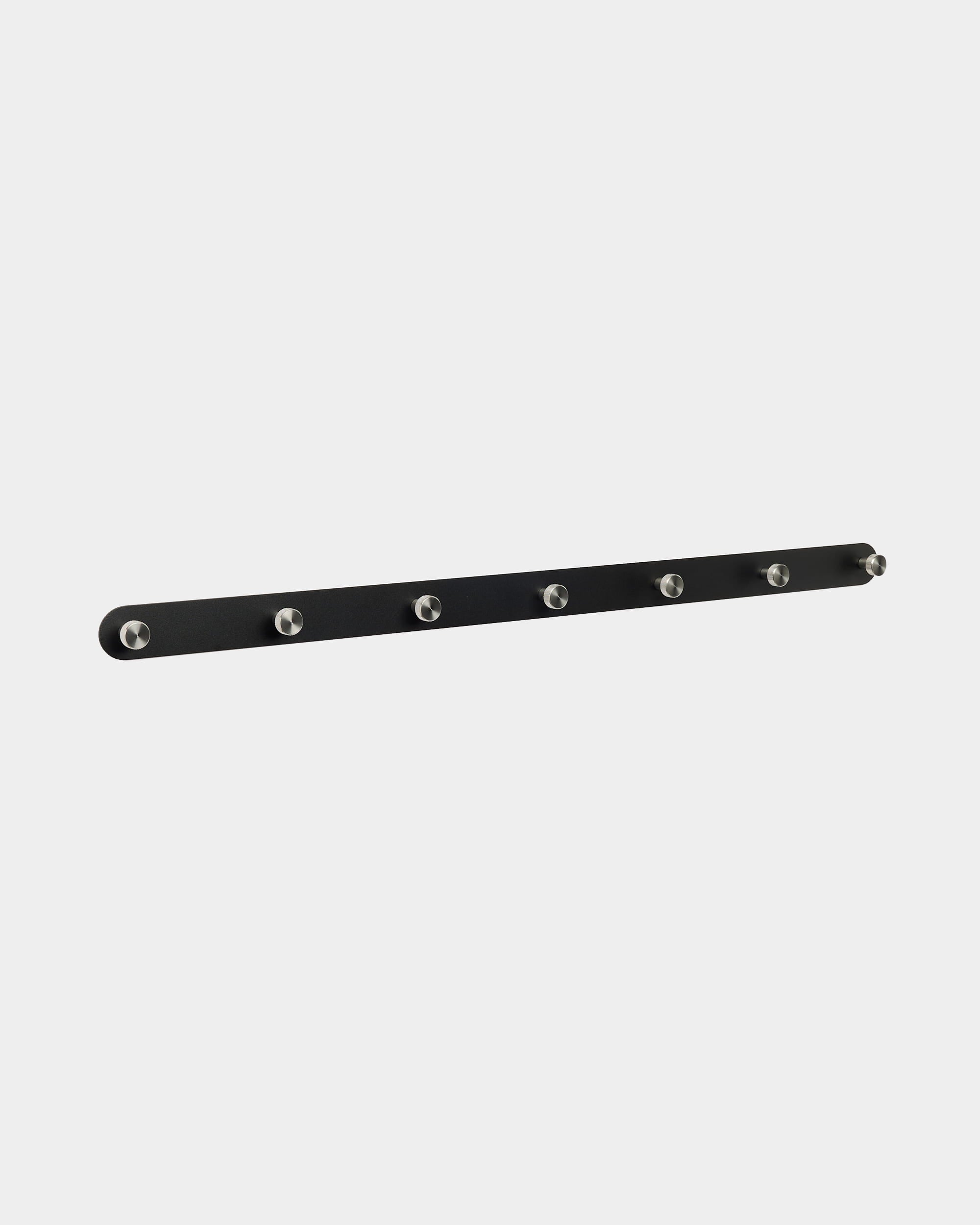 WoodUpp Norr Coat Hook Rack har et sort nordisk design med 7 sølvkroge, designet til at supplere Akupanel akustikpaneler i indgangspartier eller gange.